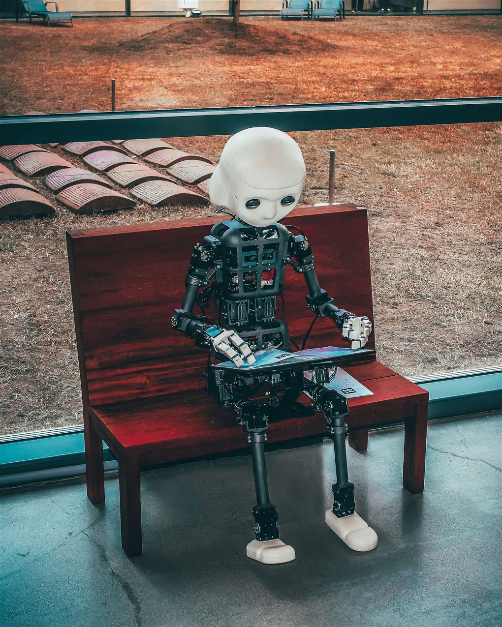 en robot med en bærbar