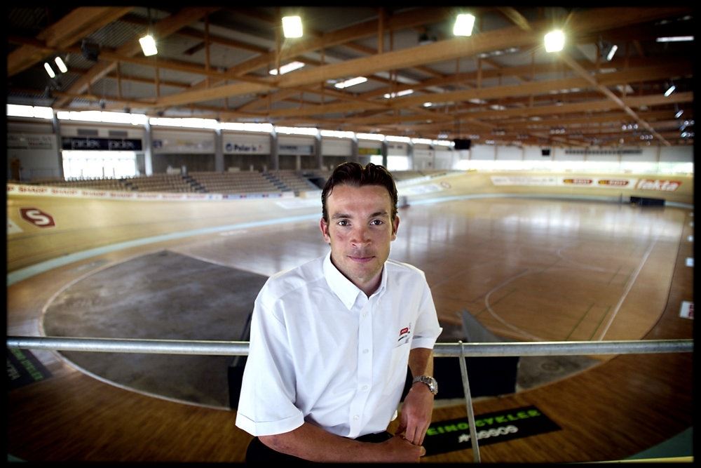 Mand med cykelbane i baggrunden