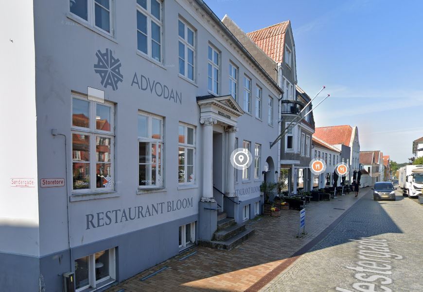 en bygning set fra gaden