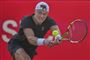 Holger Rune slår til en tennisbold