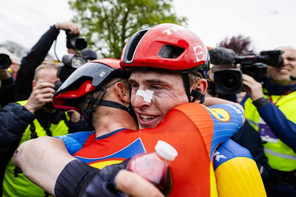 cykelrytter omfavnes efter sejr