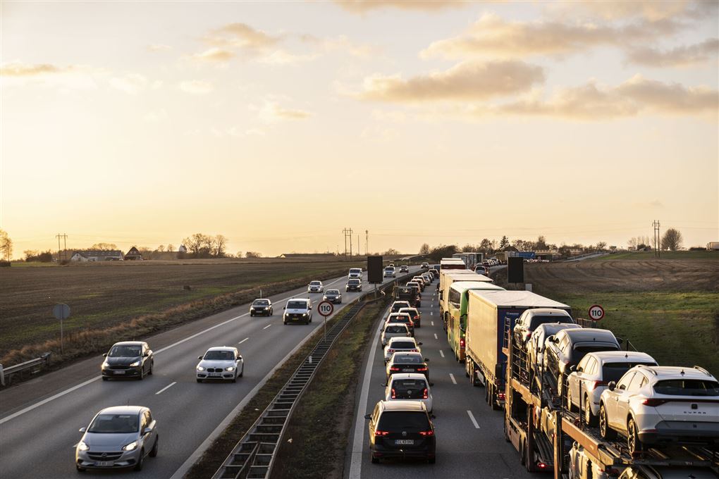 En masse biler holder i kø på en motorvej