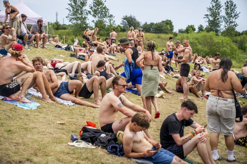 mennesker i badetøj sidder i varmen