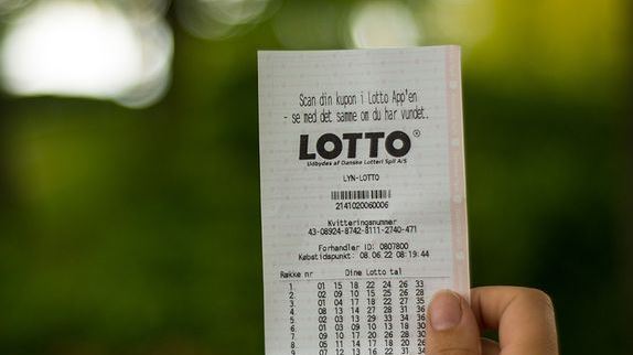 person holder Lotto-kupon